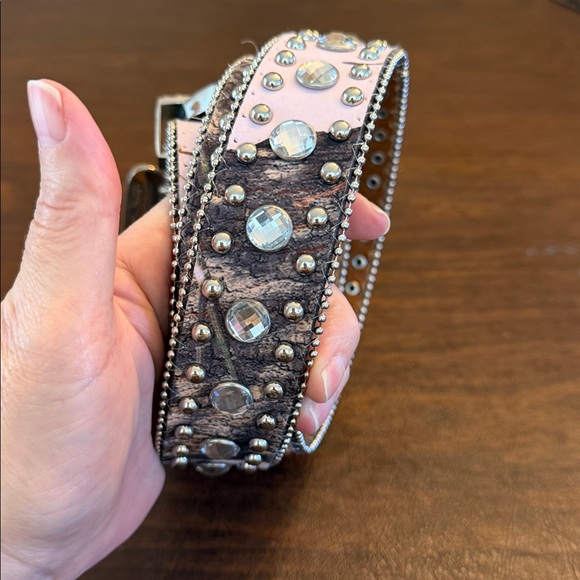 Blazin Roxx Mossy Oak Pink Camo Rhinestone Studded Leather Belt - Picture 3 of 6